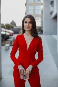 mono largo pitillo con peplum rojo