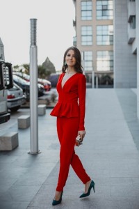 mono largo pitillo con peplum rojo