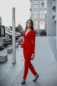 mono largo pitillo con peplum rojo