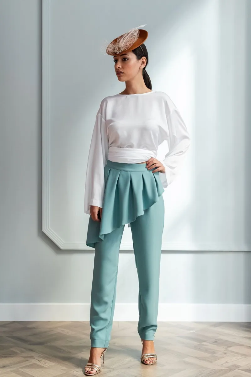 pantalon pitillo negro con peplum