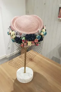 Casquete rosa con flores multicolor