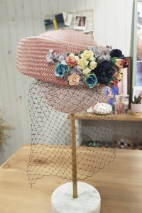Casquete rosa con flores multicolor