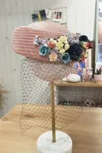 Casquete rosa con flores multicolor