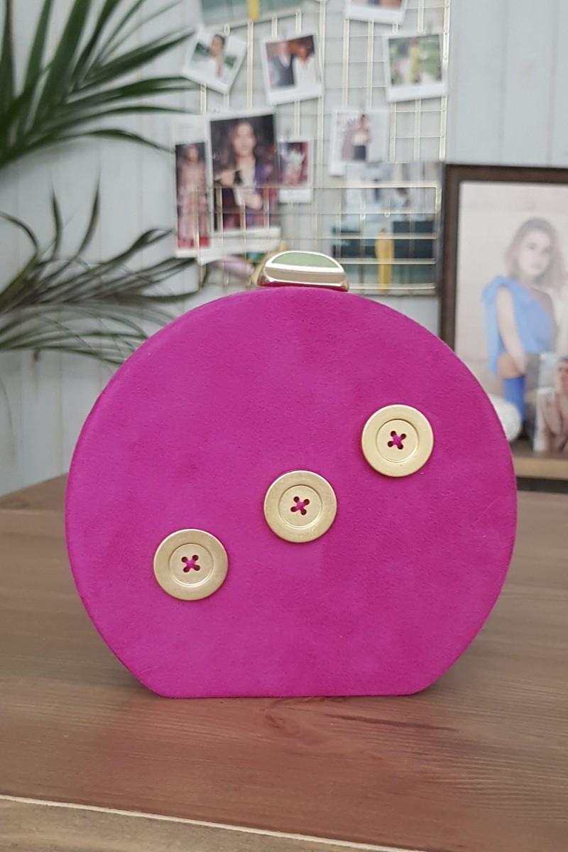 bolso de fiesta de ante rosa fucsia con botones dorados