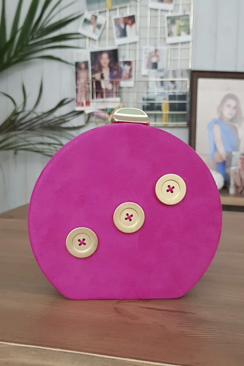 bolso de fiesta de ante rosa fucsia con botones dorados