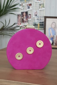 bolso de fiesta de ante rosa fucsia con botones dorados