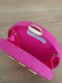 bolso de fiesta de ante rosa fucsia con botones dorados