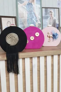 bolso de fiesta de ante rosa fucsia con botones dorados