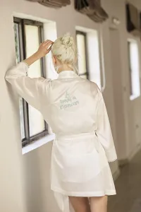 bata corta blanca con bordado letras azul