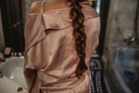 bata corta rosa con bordado letras rosa