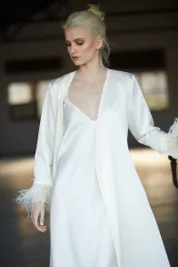 bata larga blanco con pasamaneria de terciopelo beige y plumas