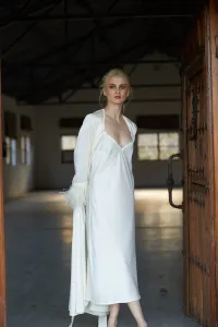 bata larga blanco con pasamaneria de terciopelo beige y plumas