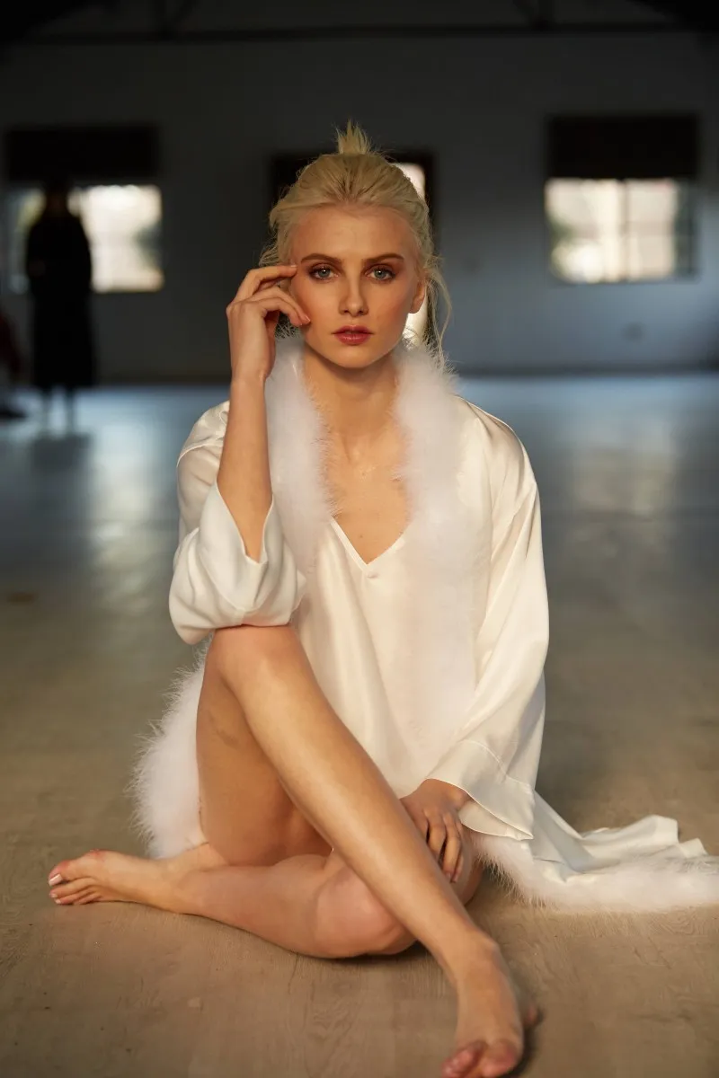 bata corta blanca con pelo para novia