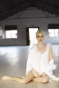 bata corta blanca con pelo para novia