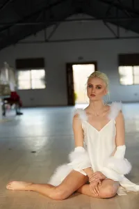 bata corta blanca con pelo para novia