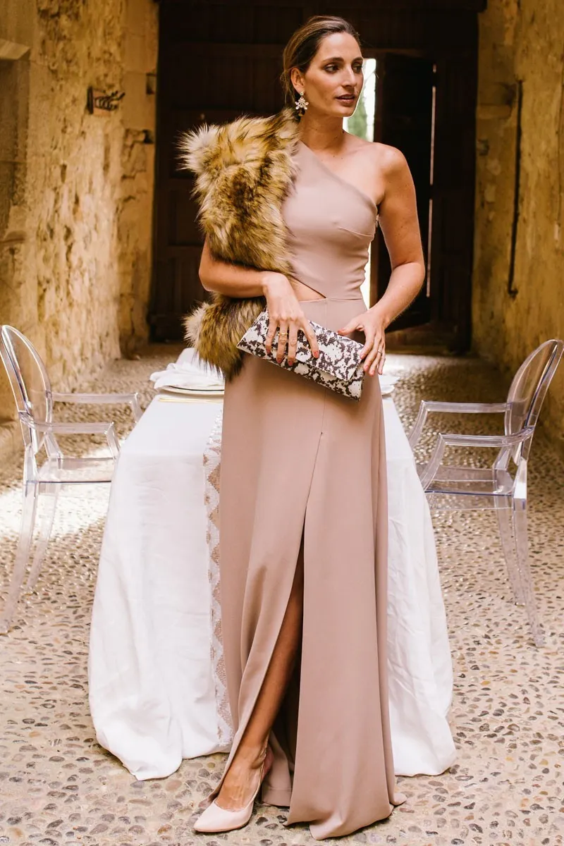 Vestido largo asimetrico camel con abertura para invitada boda