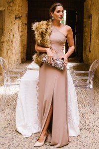 Vestido largo asimetrico camel con abertura para invitada boda