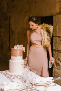 Vestido largo asimetrico camel con abertura para invitada boda