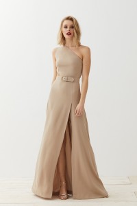 Vestido largo asimetrico camel con abertura para invitada boda