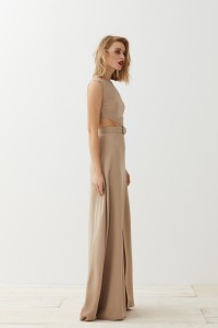 Vestido largo asimetrico camel con abertura para invitada boda