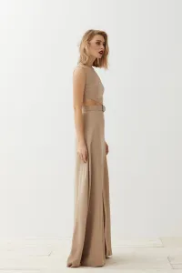 Vestido largo asimetrico camel con abertura para invitada boda
