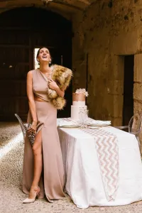 Vestido largo asimetrico camel con abertura para invitada boda