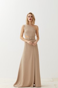 Vestido largo asimetrico camel con abertura para invitada boda