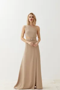 Vestido largo asimetrico camel con abertura para invitada boda