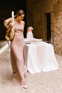 Vestido largo asimetrico camel con abertura para invitada boda