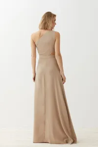 Vestido largo asimetrico camel con abertura para invitada boda