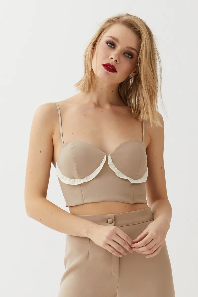 top crop camel con volante blanco para invitada boda de apparentia