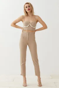 top crop camel con volante blanco para invitada boda de apparentia