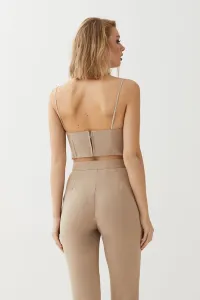 top crop camel con volante blanco para invitada boda de apparentia