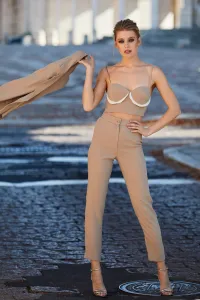 top crop camel con volante blanco para invitada boda de apparentia