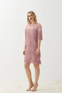 Precioso vestido corto con media manga y flecos en rosa empolvado.