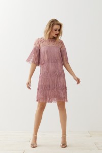 Precioso vestido corto con media manga y flecos en rosa empolvado.