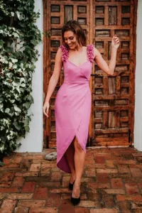 vestido midi cruzado con flores frambuesa