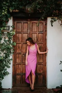 vestido midi cruzado con flores frambuesa