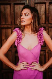 vestido midi cruzado con flores frambuesa