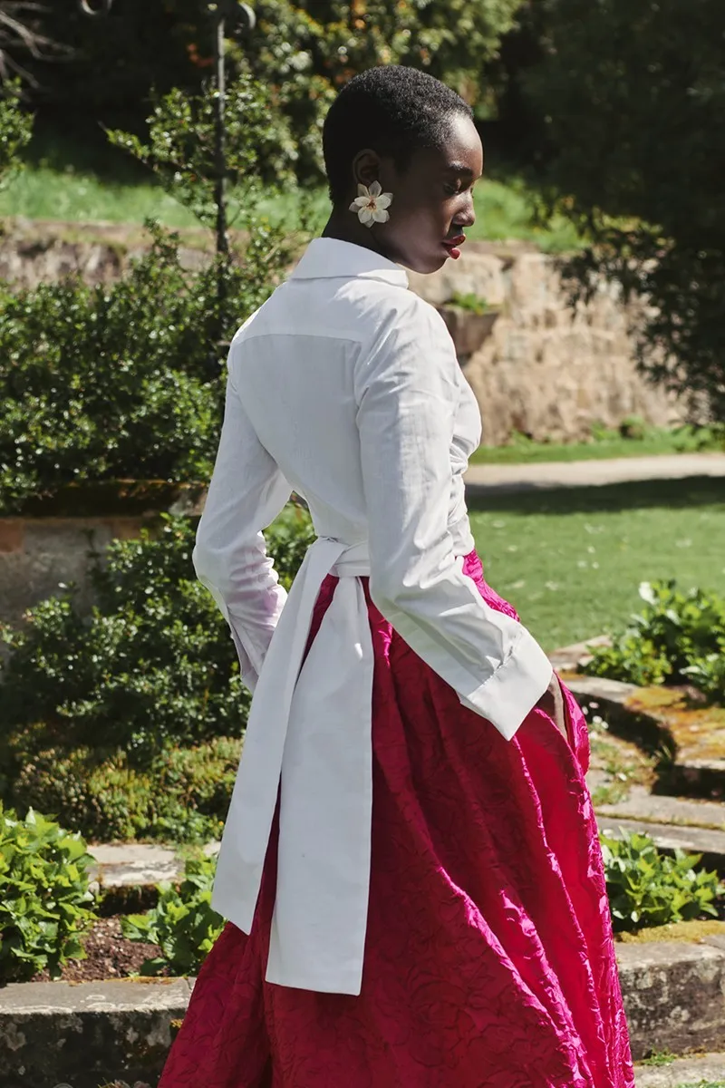 camisa blanca cruzada para invitada boda