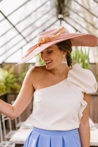 top blanco asimetrico abullonado colette
