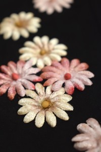 guantes antelina negro con flores de terciopelo rosa
