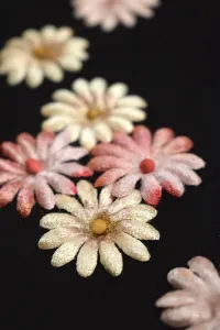 guantes antelina negro con flores de terciopelo rosa