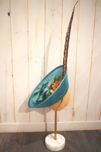 tocado azul claro con flor grande y pluma faisan