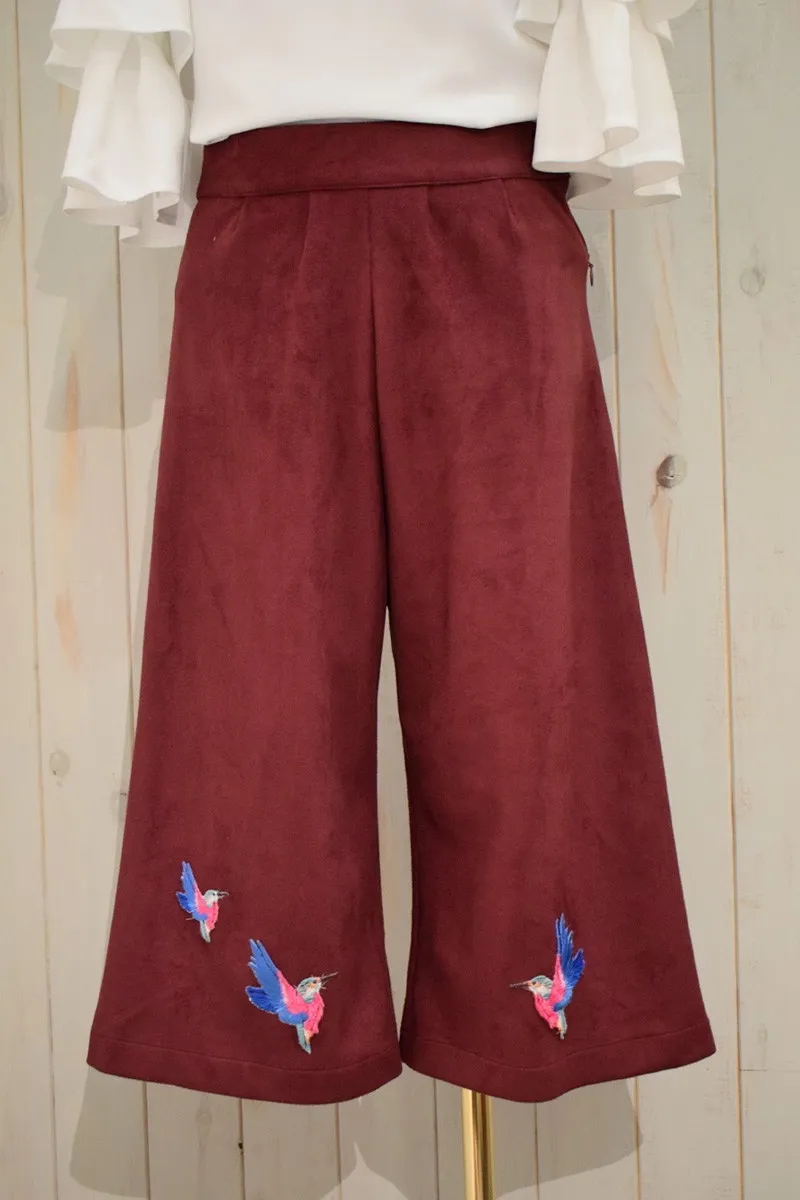 pantalon culote ante burdeos con bordados de pajaros