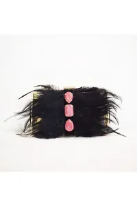 clutch de fiesta dorado con plumas negras y piedras frambuesa