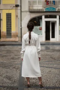 Vestido Midi Camisero Crepe blanco bonotes dorados