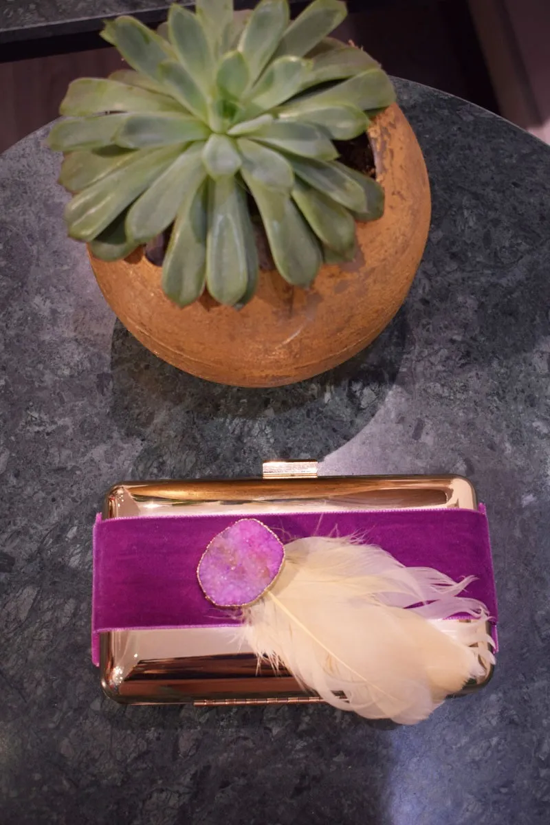 clutch base dorada terciopelo piedra frambuesa pluma beige