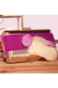 clutch base dorada terciopelo piedra frambuesa pluma beige