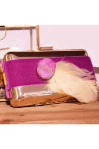 clutch base dorada terciopelo piedra frambuesa pluma beige